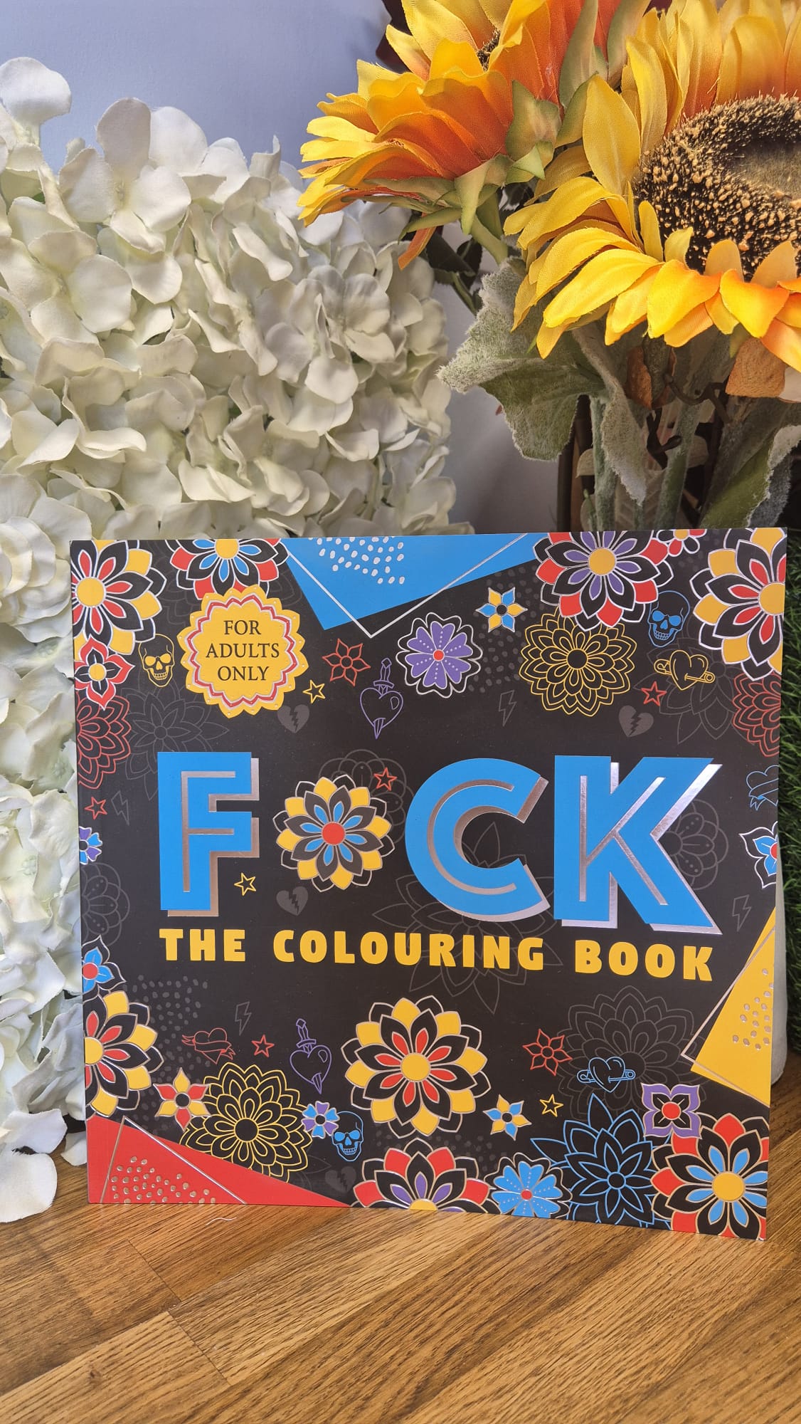 Adult Colouring Book + 4 Acrylic Markers Cozy Colouring Bookish Books