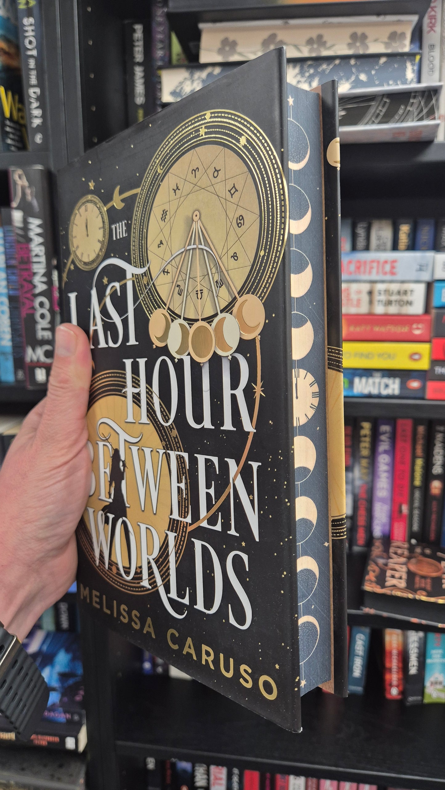 The Last Hour Between Worlds - Melissa Caruso