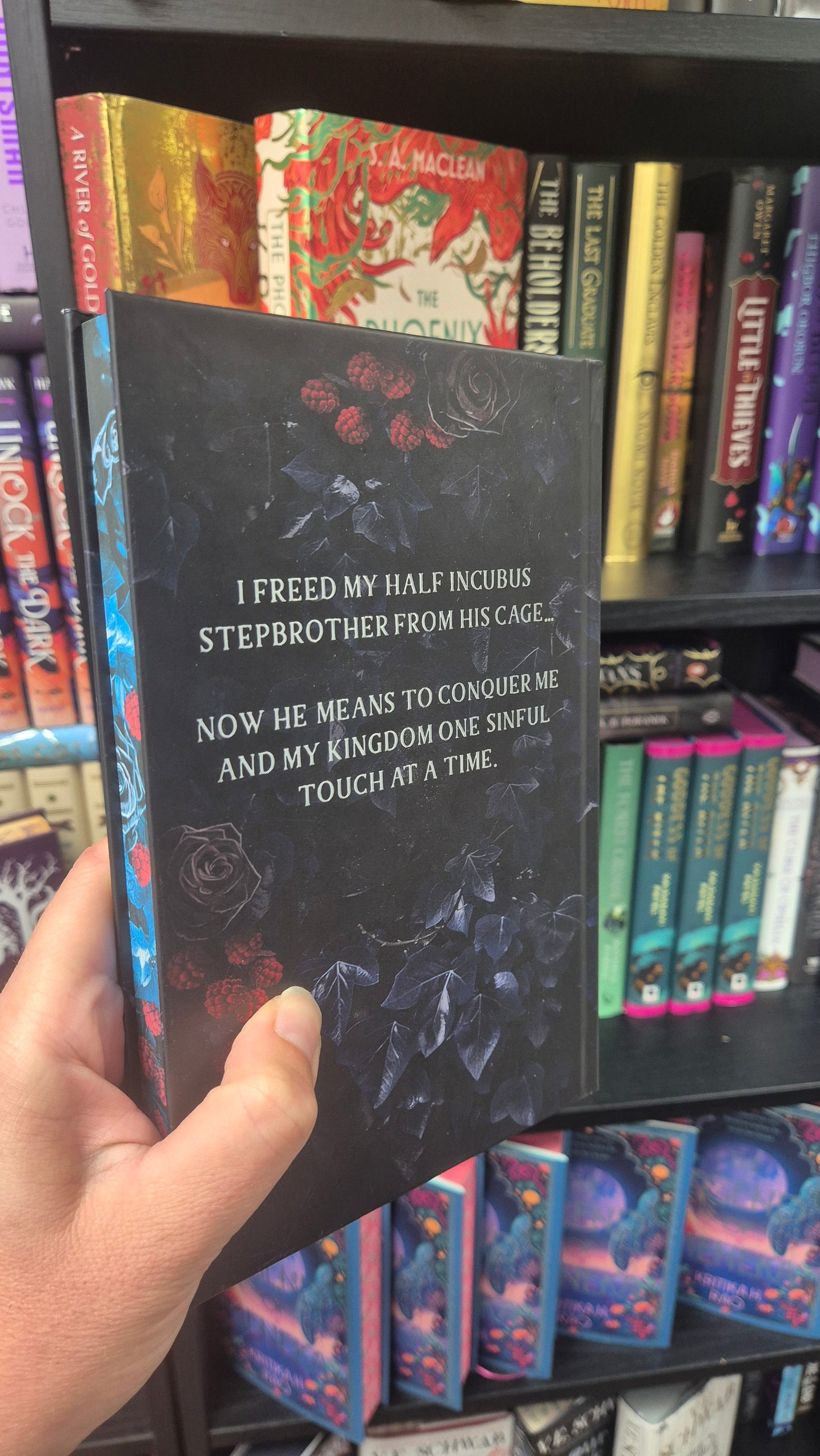 A Cage of Magic & Darkness - Marissa Farar