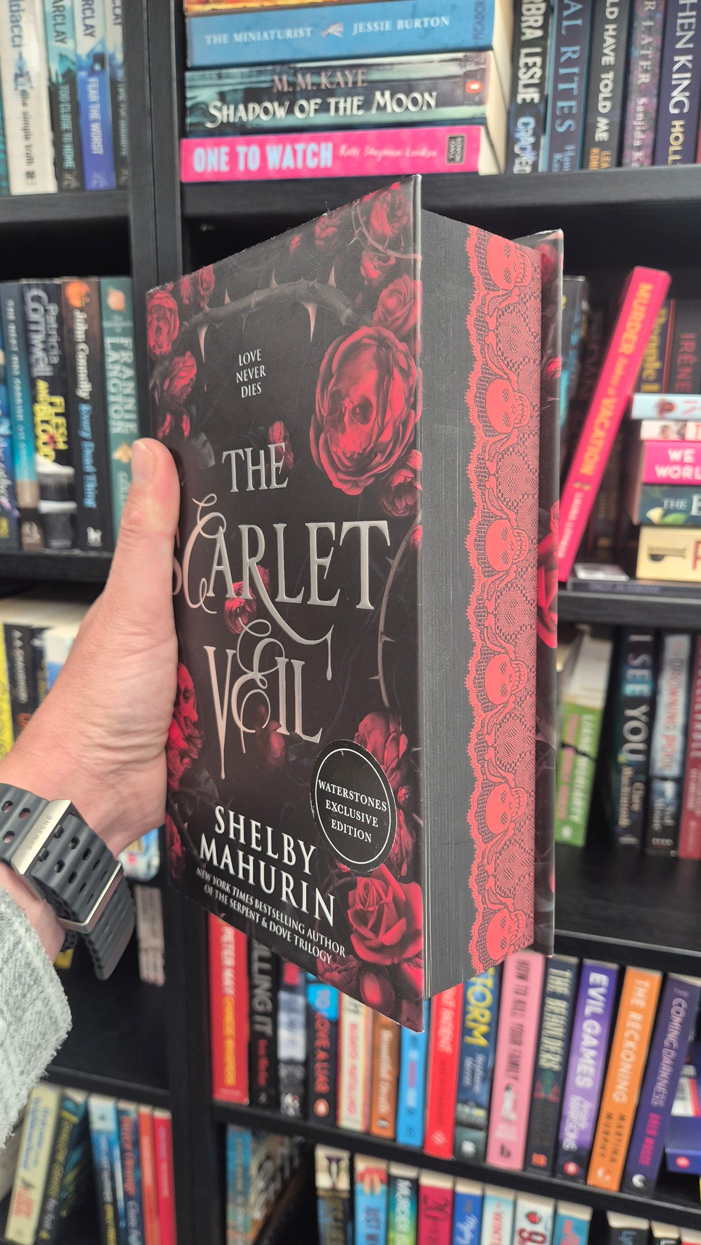 The Scarlet Veil: A thrilling new YA vampire romantasy series from the author of Titkok sensation, Serpent & Dove
