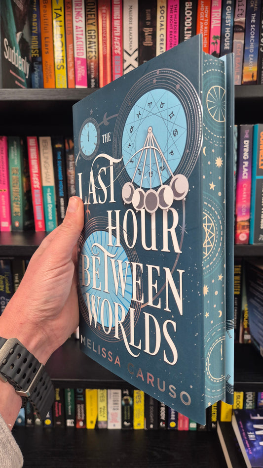 The Last Hour Between Worlds - Melissa Caruso