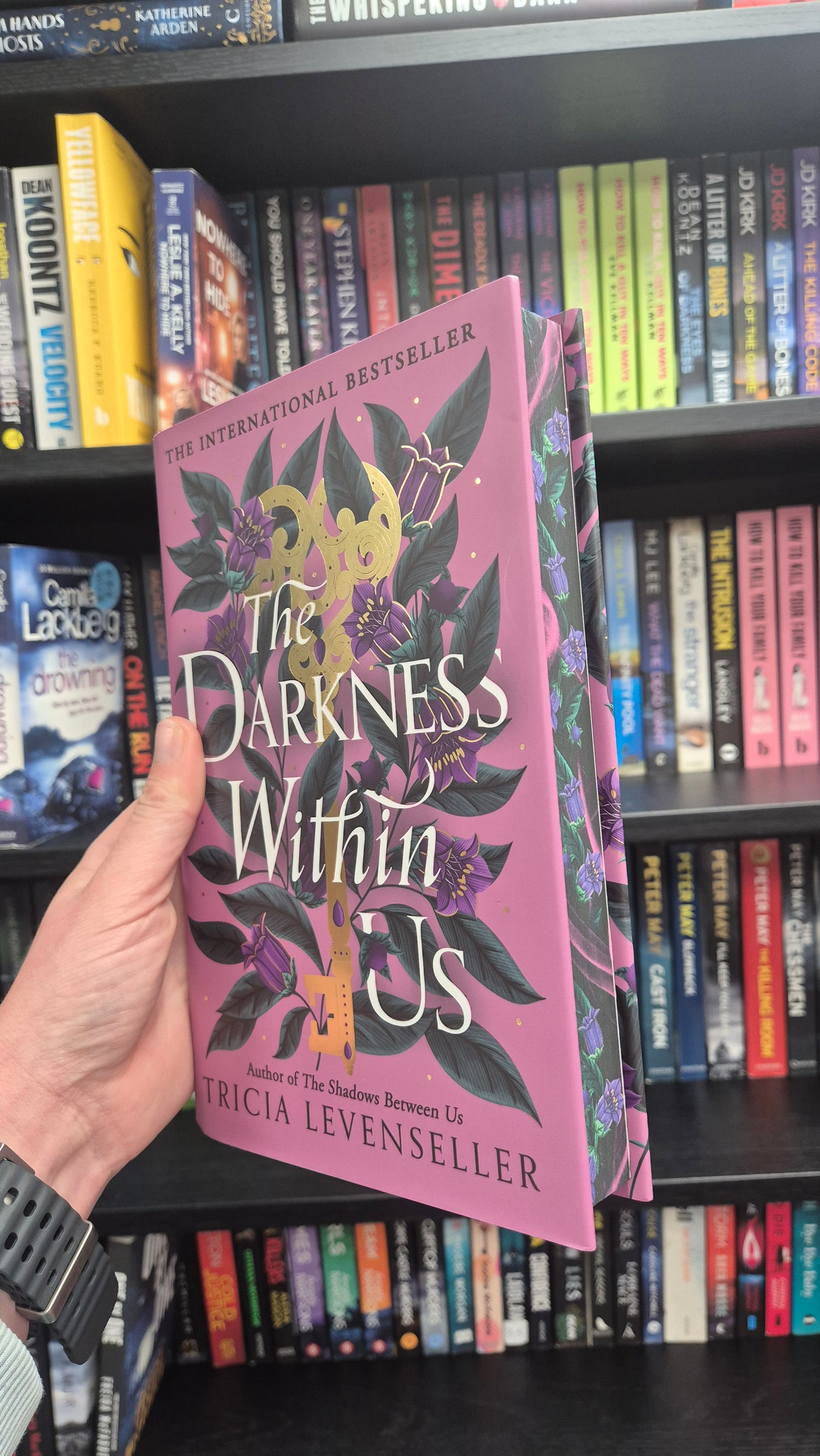 The Darkness within us - Tricia Levenseller - Fairyloot