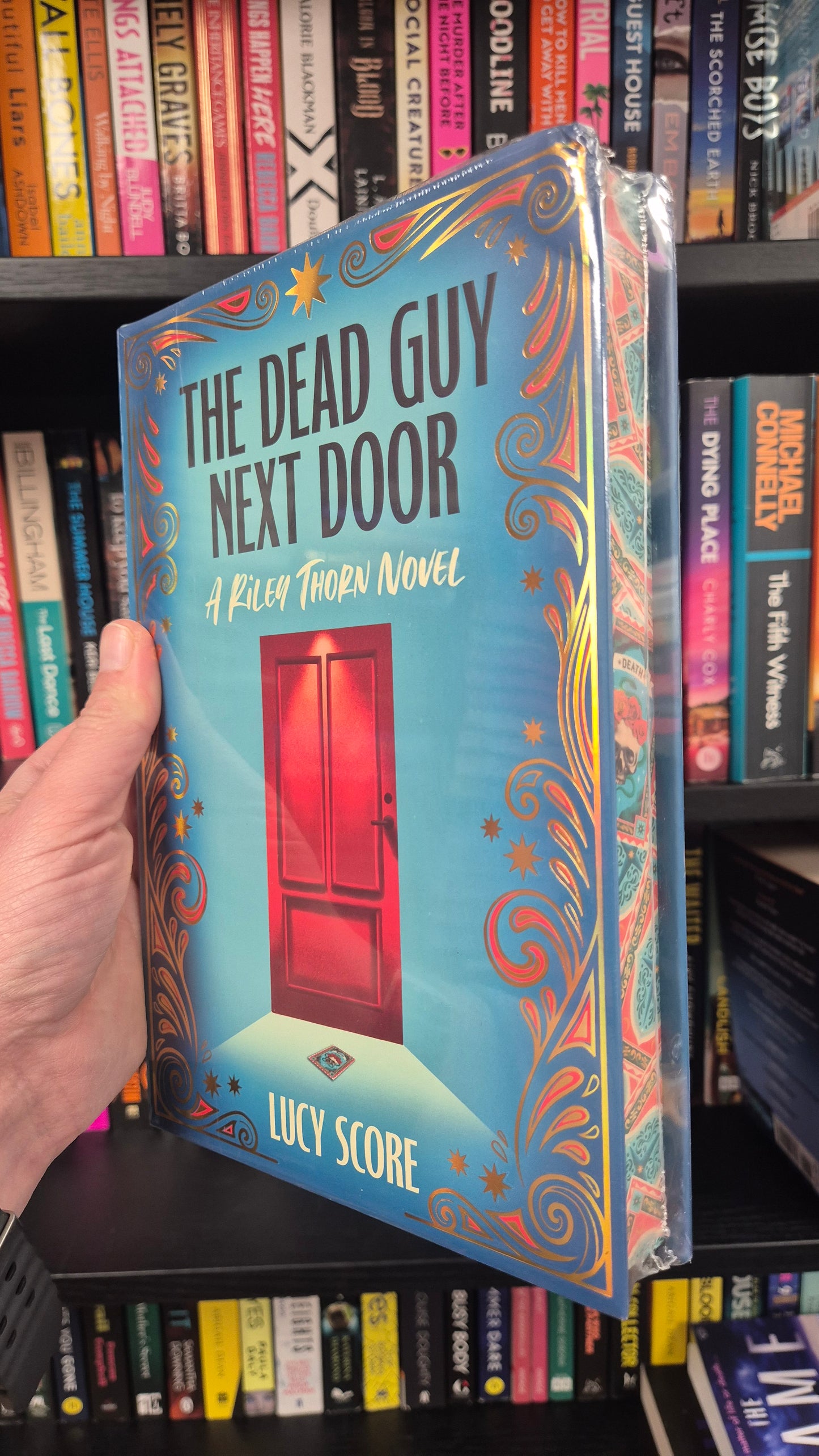 The Dead Guy Next Door - Lucy Score